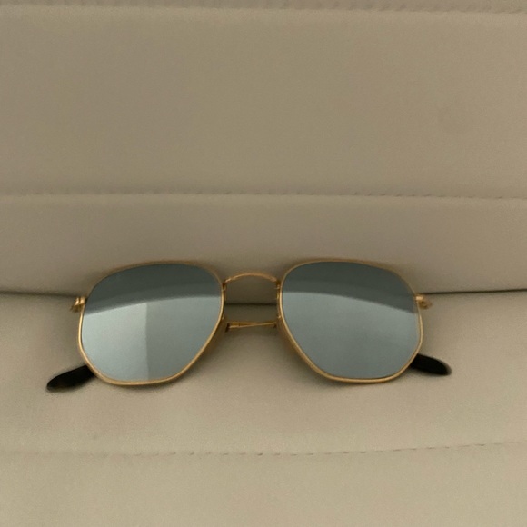 Ray Ban Aviators - Gold trim with grey lenses